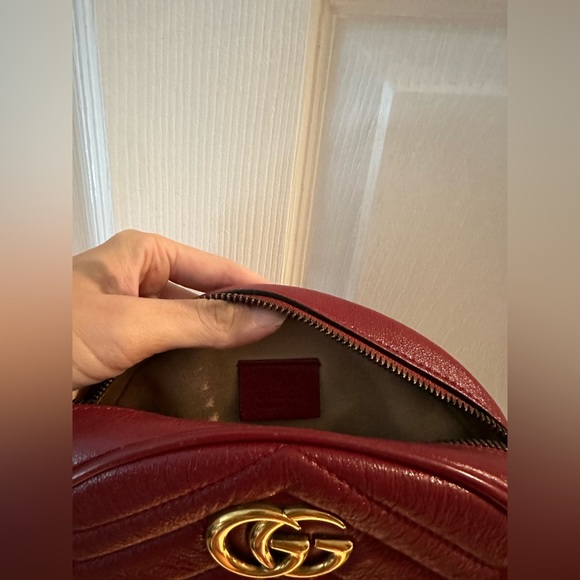 Gucci GG marmot round shoulder bag in red - Picture 6 of 8